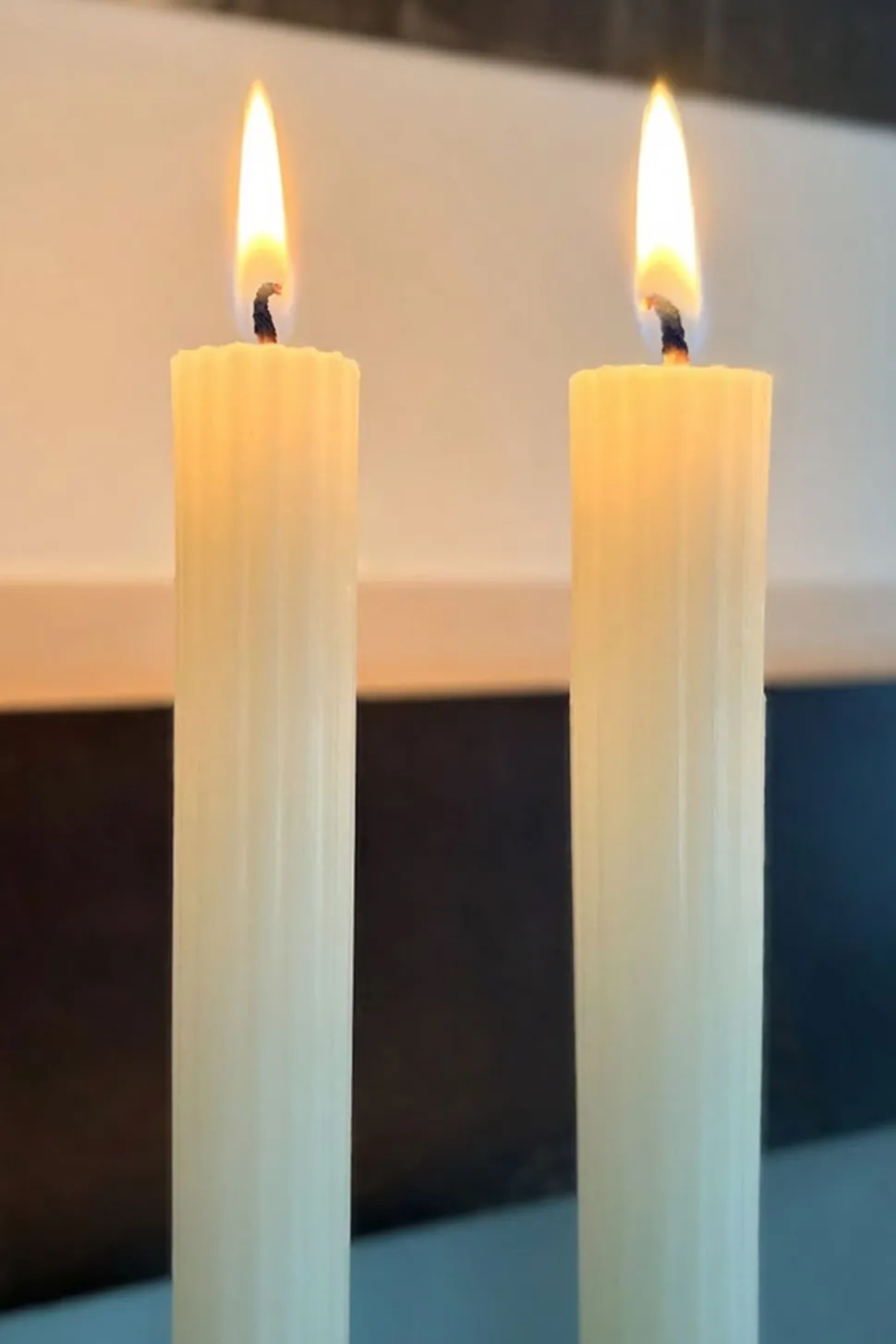 Velas Con Diseño De Rayas Finas En Relieve Blancas